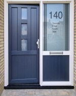 Raamfolie voordeur strak met namen en huisnr